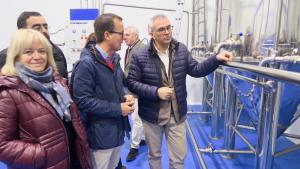 Carlos Izquierdo durante la visita a la empresa Oleum Laguna
