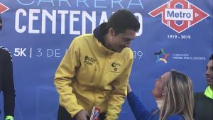 La consejera de Transportes, Vivienda e Infraestructuras, Rosalía Gonzalo, saluda en el podio al vencedor de la categoría Masculina Absoluta en la ca Más de 2.100 personas participan en una histórica carrera por el centro de la capital para celebrar el Centenario de Metro