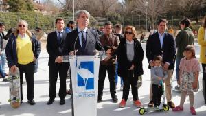 El presidente de la Comunidad de Madrid, Ángel Garrido, dedica unas palabras a Ignacio Echeverría Garrido rinde homenaje a Ignacio Echeverría en la inauguración de sus pistas de patinaje en Las Rozas