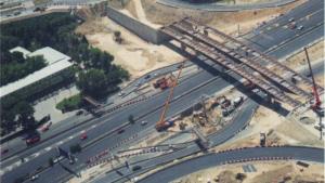 Vista aérea de la ejecución de pilotes y losa superior en carriles laterales de la autopista