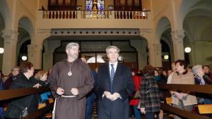 El presidente de la Comunidad de Madrid, Ángel Garrido, en su visita a la Basílica de Jesús de Medinaceli acompañado por el Padre Benjamín Echeverría