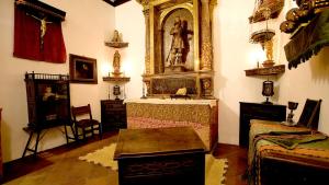 Retablo con la imagen de San Isidro y otros objetos litúrgicos en el oratorio de Lope de Vega, en su casa museo