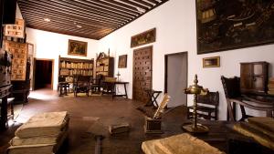 Vista del estudio de Lope de Vega donde se ven estanterías con libros, sillas y mesas  antiguas