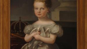 Retrato de la Reina Isabel II de niña, sentada y abrazando una paloma