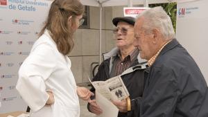 Geriatra Hospital de Getafe hablando con dos personas mayores