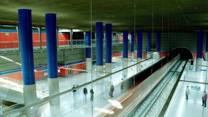 Vista de la estación Mar de Cristal. Personas esperando al tren