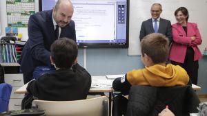 Pedro Rollán durante la visita al colegio público bilingüe Los Ángeles 