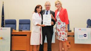 La gerente de Cuidados del Servicio Madrileño de Salud entrega el reconocimiento al gerente y directora de enfermería del Hospital Clínico