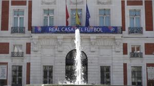 La Real Casa de Correos luce su fachada los escudos del Liverpool y el Tottenham Hotspur