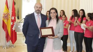 El presidente en funciones de la Comunidad de Madrid, Pedro Rollán, ha recibido hoy en la Real Casa de Correos a las jugadoras y el equipo técnico de