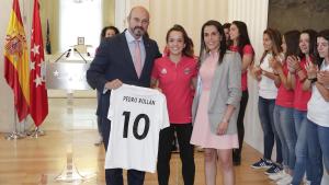 El presidente en funciones de la Comunidad de Madrid, Pedro Rollán, ha recibido hoy en la Real Casa de Correos a las jugadoras y el equipo técnico de