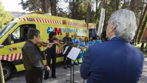 Una violinista de la ORCAM interpreta una pieza musical en el interior de una UVI del SUMMA 112