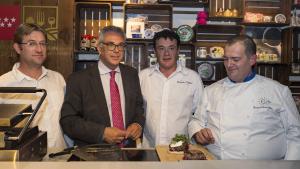 Carlos Izquierdo entrega los premios del concurso ‘La Mejor Hamburguesa’