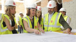 Pedro Rollán supervisando los planos de la obra