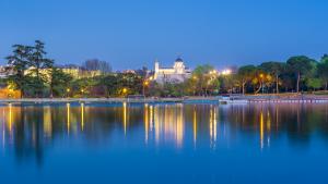Vista nocturna de Madrid desde el lago de la Casa de Campo