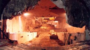 Ejecución de una estación en caverna Estación ejecutada en caverna, Excavadora trabajando