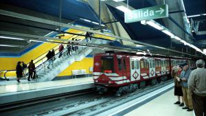 Estación Villa de Vallecas Tren saliendo de la estación Villa de Vallecas, personas utilizando las escaleras
