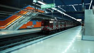 Andenes y cuerpo de escaleras de la estación Congosto ndenes y cuerpo de escaleras de la estación Congosto con tren saliendo de la estación