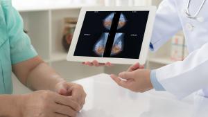 Medico explicando a una paciente una mamografía