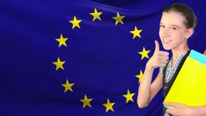 Chica joven sosteniendo libros con el fondo de una bandera de la Unión Europea