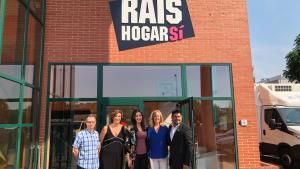 La consejera en funciones de Políticas Sociales y Familia, Lola Moreno, en el centro ‘Carmen Sacristán’ de la Fundación RAIS