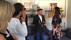 La consejera en funciones de Políticas Sociales y Familia, Lola Moreno, en el centro ‘Carmen Sacristán’ de la Fundación RAIS