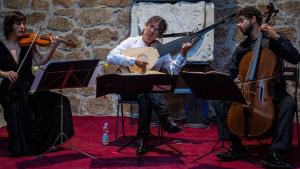 Trío de cuerda ofreciendo un concierto de música clásica