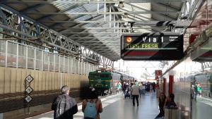 Andén en una estación con el Tren de la Fresa a puto de partir