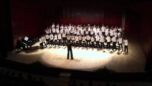 Coro de niños cantando sobre un escenario