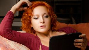 Quiosco digital Chica leyendo en tablet