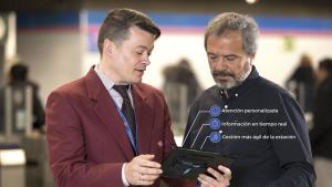 Empleado de Metro de Madrid con una tablet informado a un usuario