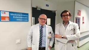 Los doctores José María Aguado y Mario Fernández, de la Unidad de Enfermedades Infecciosas del Hospital 12 de Octubre