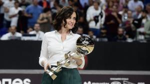 Díaz Ayuso sostiene la Supercopa de España de Baloncesto