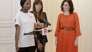 Imagen de Isabel Díaz Ayuso escucha a mujer superviviente de la explotación sexual