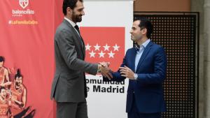 Aguado: “Es un inmenso honor para el Gobierno regional albergar la Copa del Mundo de Baloncesto, ganada con el esfuerzo de nuestra selección” Ignacio Aguado recibe la Copa del Mundo de Baloncesto que se expondrá en la Comunidad de Madrid