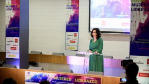 Ayuso hablando desde la tribuna