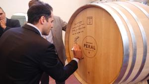 Imagen de Ignacio Aguado durante la visita a una bodega