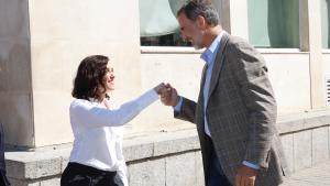 SSMM Felipe VI y Díaz Ayuso durante la visita a Arganda