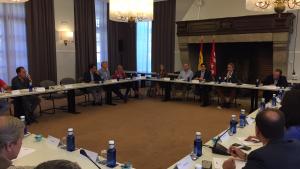 Imagen de David Pérez durante la reunión con los alcaldes de la zona