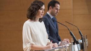 Díaz Ayuso anuncia que las primeras bajadas de impuestos empezarán el 1 de enero para beneficiar a 30.000 madrileños Isabel Díaz Ayuso e Ignacio Aguado durante la rueda de prensa