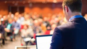 Conferenciante dirigiéndose al público 