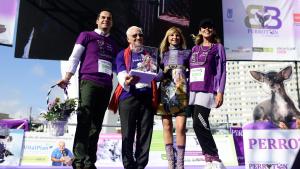 Ignacio Aguado, el padre Ángel, Alejandra Botto y Paloma Martín posan en el escenario tras la carrera 'Perrotón Madrid 2019'