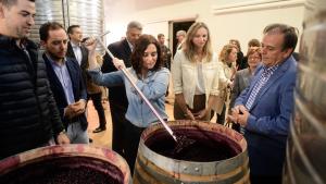 La Comunidad “defenderá” y “promocionará” los alimentos de Madrid en la UE y Estados Unidos Isabel Díaz Ayuso durante su visita a las bodegas Licinia y Muss