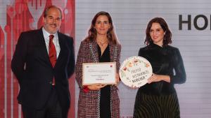 Isabel Díaz Ayuso junto a una de las galardonadas