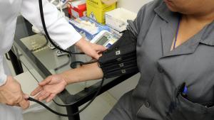 Medico tomando la tensión a una persona