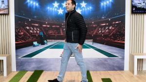 Aguado posando sobre photocall con imagen de estadio