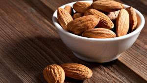 cuenco con almendras