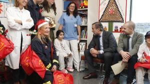 Los bomberos acompañados por el consejero de Justicia, Interior y Víctimas, Enrique López 
