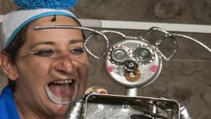 chorpatélicos Imagen de una chica con robot de juguete