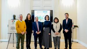 Díaz Ayuso durante la presentación del cupón especial de la ONCE con la imagen del reloj de la Puerta del Sol